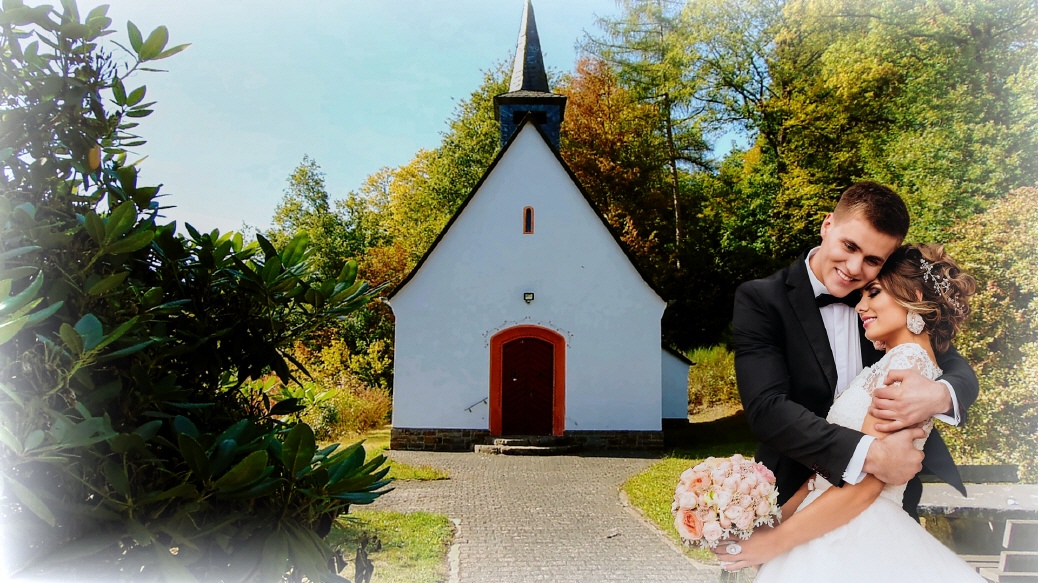 Brautpaar vor der Kapelle in Eichenbach!